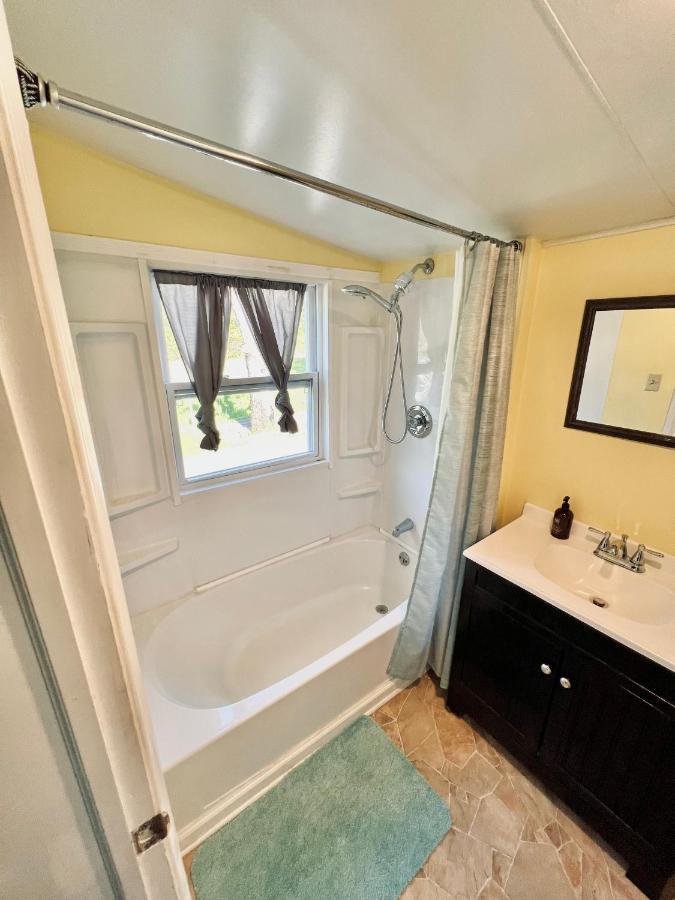 Giggling Creek Cottage - Bedjet! King Sized! Gazebo, 45 Acres, Arcades, Nintendo, More Henry Zewnętrze zdjęcie